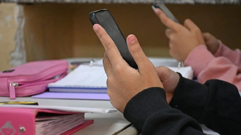 Prohibición de celulares y cambios en el incentivo docente, los ejes de Educación para 2026
