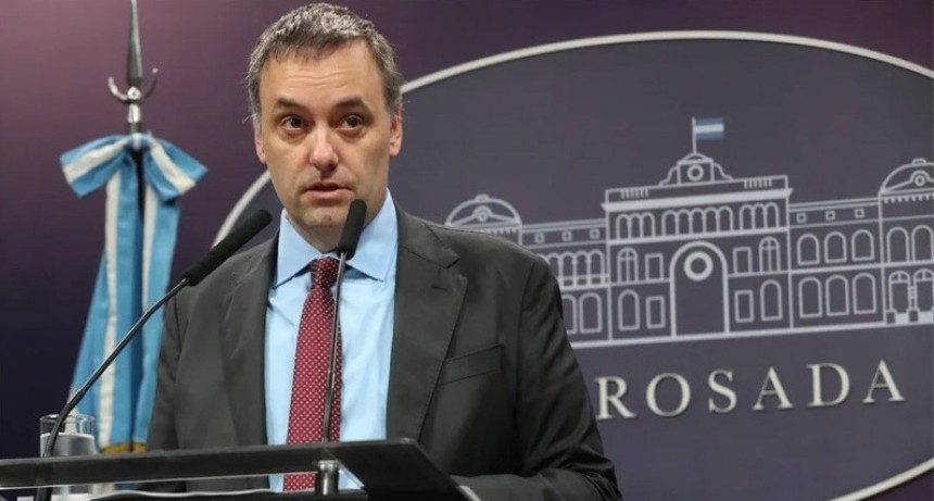 Adorni explic&oacute; el viaje de su esposa a EE.UU.: 